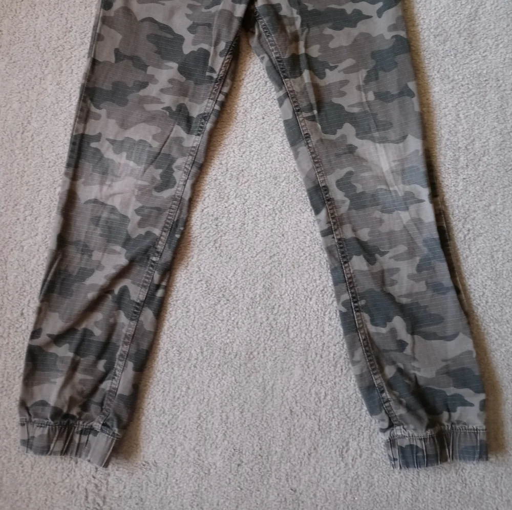 Levi's joggers boys youth size large  army fatigue colors elastic waist pants